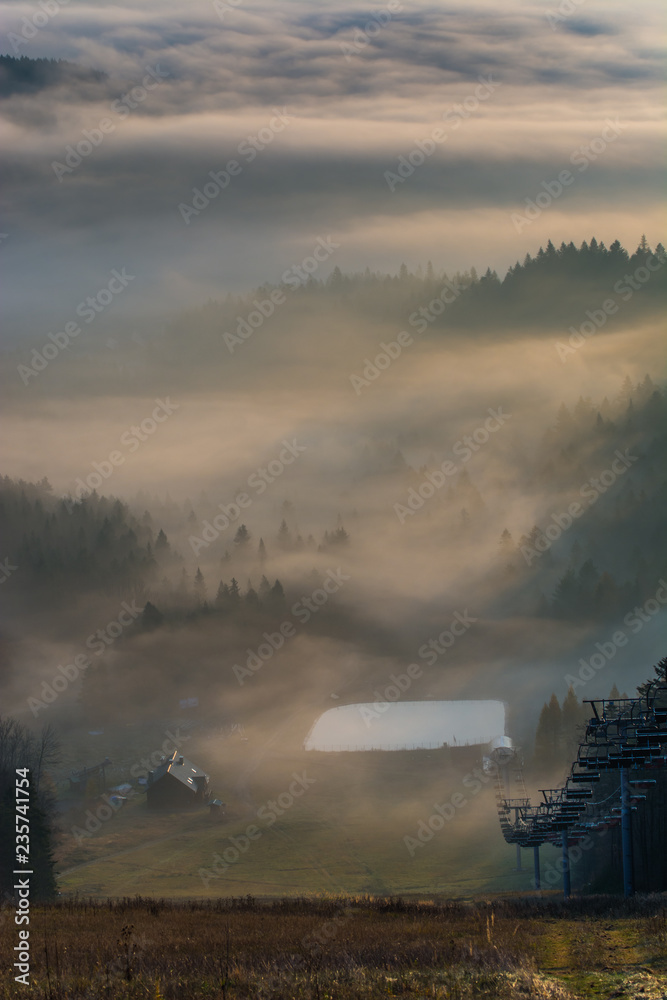 Fototapeta premium Jesienne mgły w Beskidzie Sądeckim,małopolska.