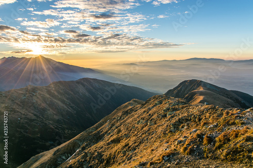Fototapeta Naklejka Na Ścianę i Meble -  Tatry Zachodnie o wschodzie słońca widziane z Bystrej.