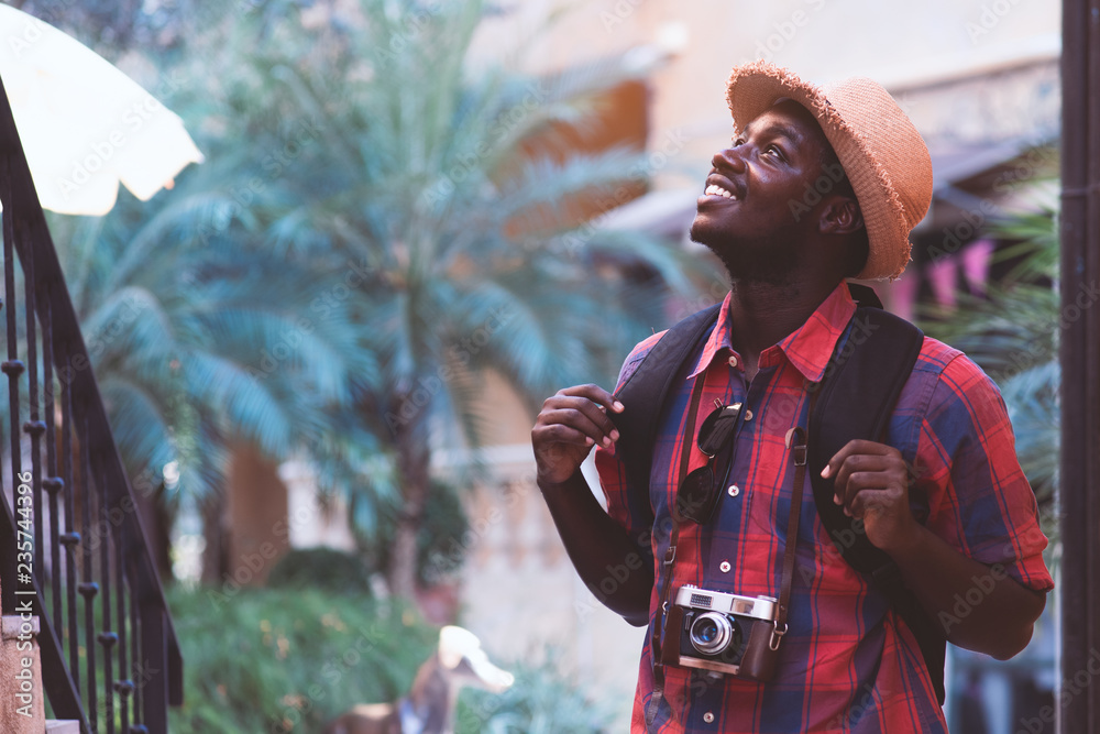 Obraz premium African traveler man travel in the city with smile and happy.