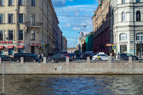 St. Peterbourg, RU 28.09.2018: Long straight street across the river with heavy traffic. © Николай Батаев