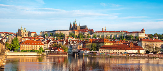 Fototapete Prag Die schöne Landschaft der Altstadt und der Hradschin (Prager Burg) mit St.-Veits-Dom und St.-Georgs-Kirche in Prag, Tschechien. Tolle Plätze. beliebte Touristenattraktion  © anko_ter