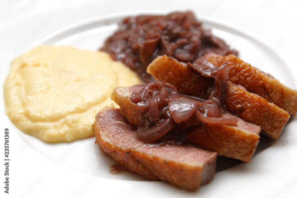 Entenbrust mit Kartoffelpüree und Rotwein-Zwiebelsosse