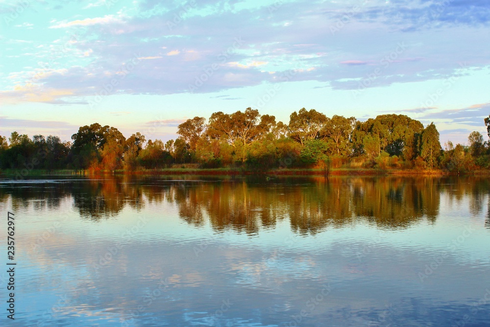 lac et reflet de la nature sauvage en Australie