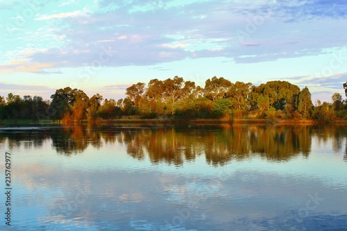 lac et reflet de la nature sauvage en Australie © FABIEN LOUVET