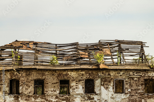 Billede på lærred Old damaged rafter roof abandoned dilapidated residential building