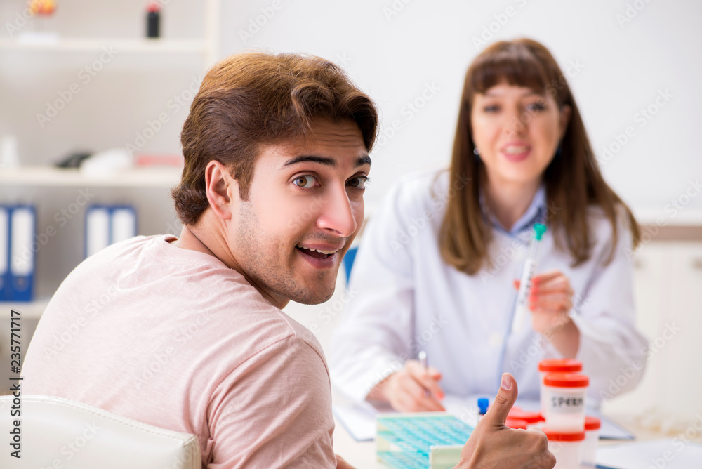 Male sperm donor visiting clinic Male sperm donor visiting clinic