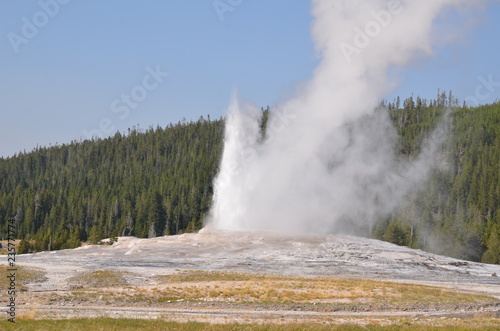 GEYSER OLD FAITHFUL YELLOWSTONE NATIONAL PARK (WYOMING) USA