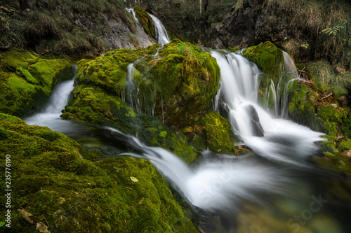 Fototapeta Naklejka Na Ścianę i Meble -  Wasserfall im Lechtal