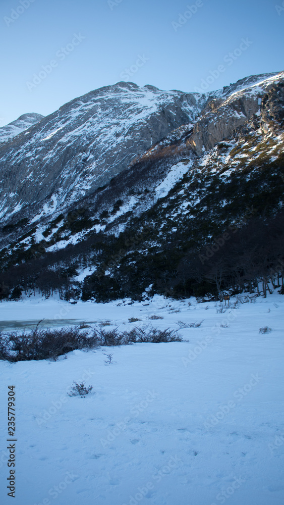 Obraz premium lago esmeralda congelado en invierno ushuaia argentina