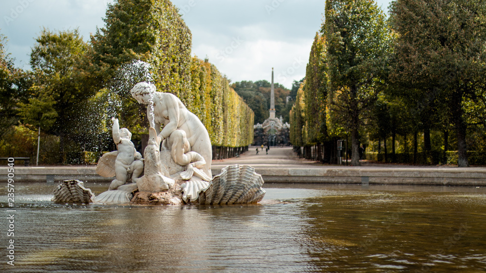 Fonte com esculturas antigas nos jardins de um palácio austríaco