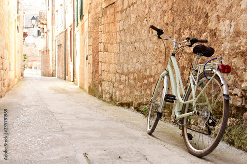 Canvas Print Bicycle in a Picturesque Alley - Vis, Croatia