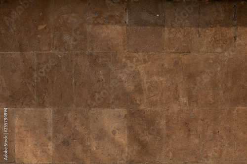 pared de losetas de marmol cafe y dorado