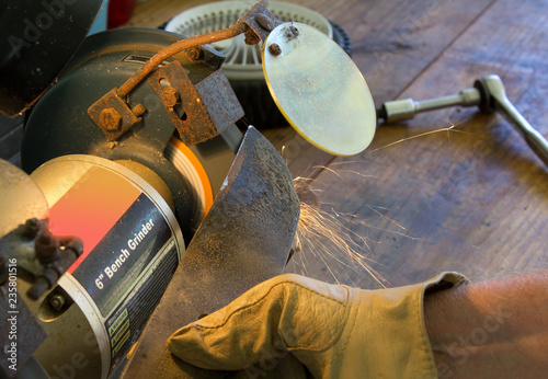 Foto Sharpening Lawn Mower Blade