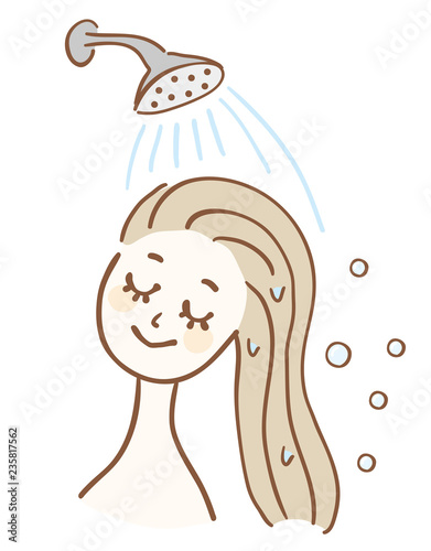 髪を洗い流す女性