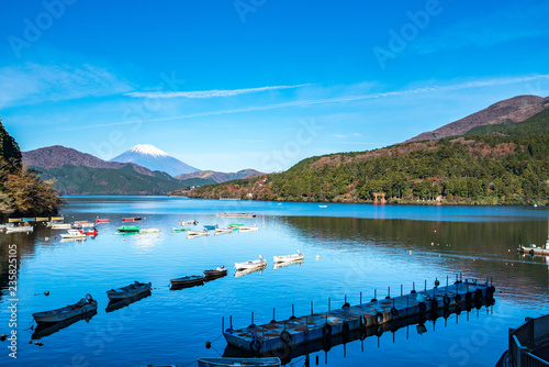 Photography Mountain Fuji and Lake Ashi with Hakone temple and sightseeing boat in autumn