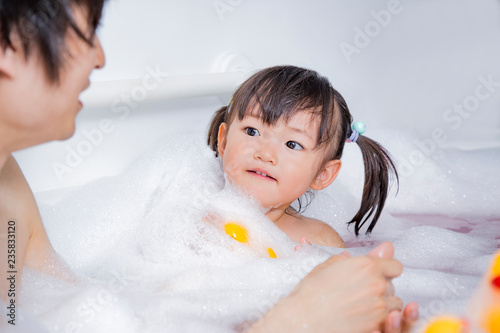 お父さんと一緒にお風呂に入る幼い女の子。親子、父子、娘。育児、衛生、清潔イメージ photo