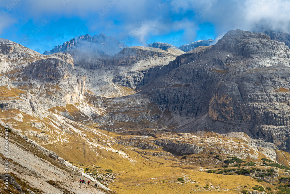 Wanderweg zur Büllelejochhütte bei den Drei Zinnen, Dolomiten, Südtirol 