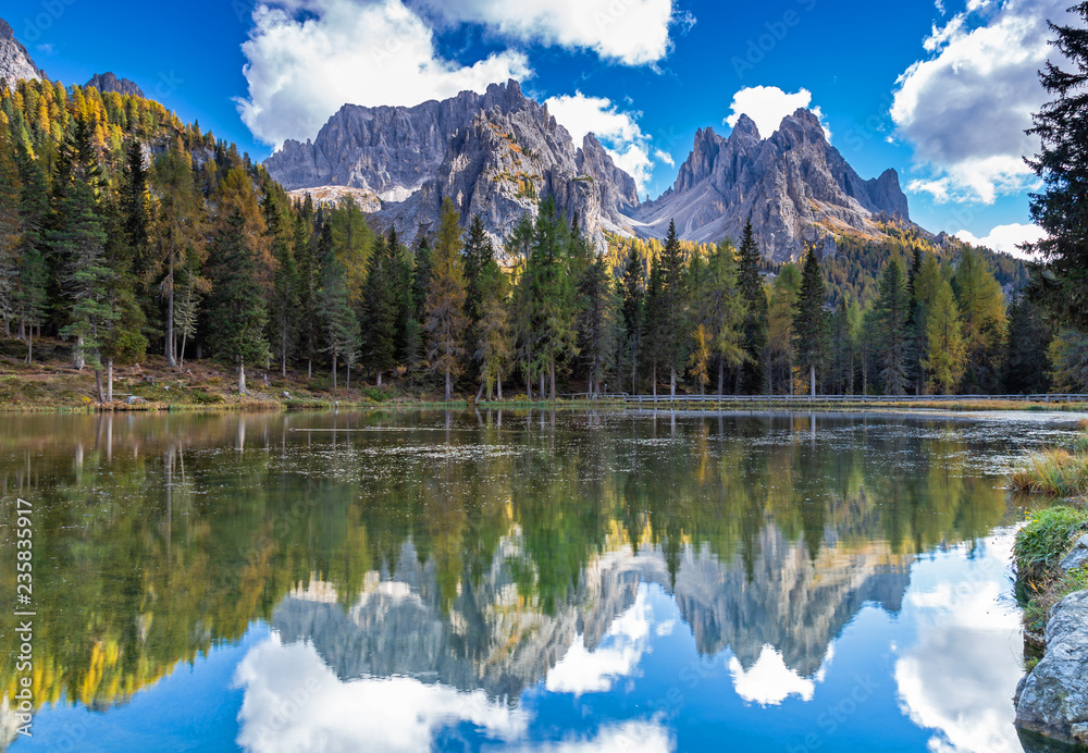 Herbst am Antornosee unter den Cadinispitzen, Dolomiten, Südtirol 