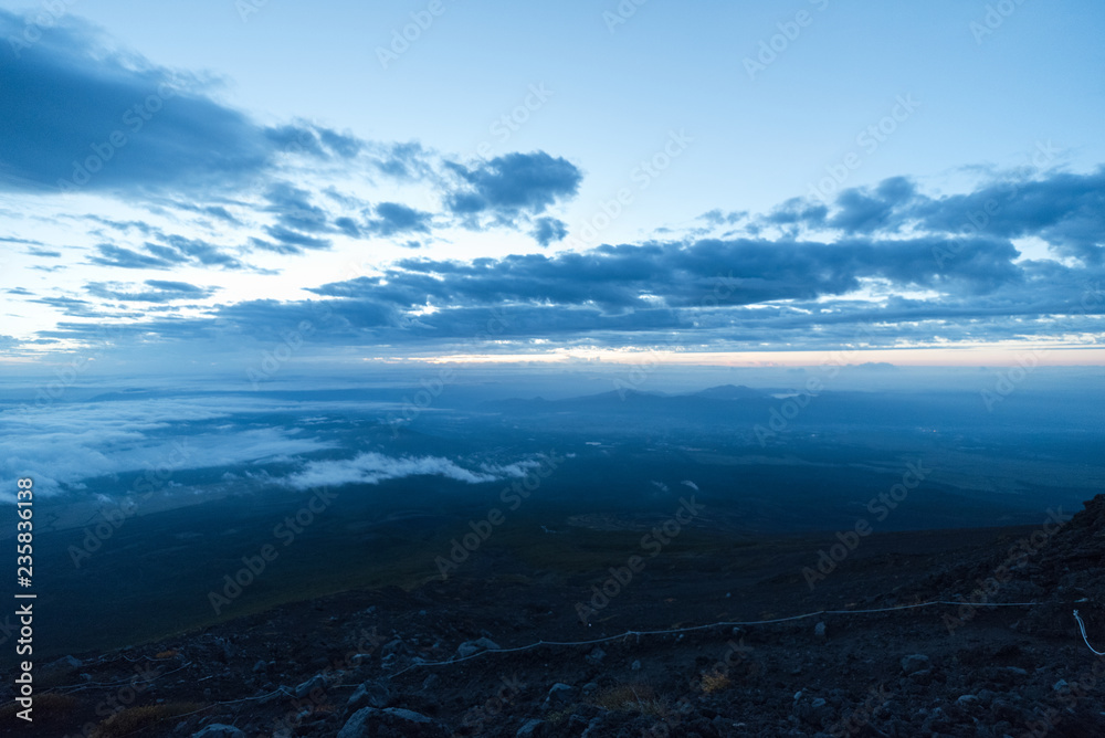 富士山から夜明けの景色