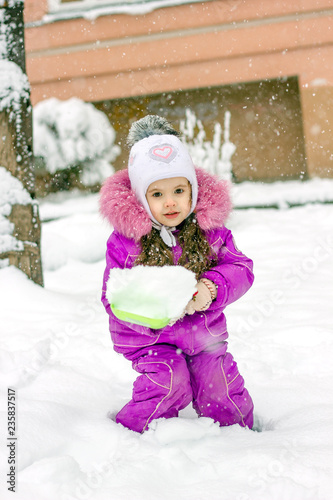 Little girl with green show...