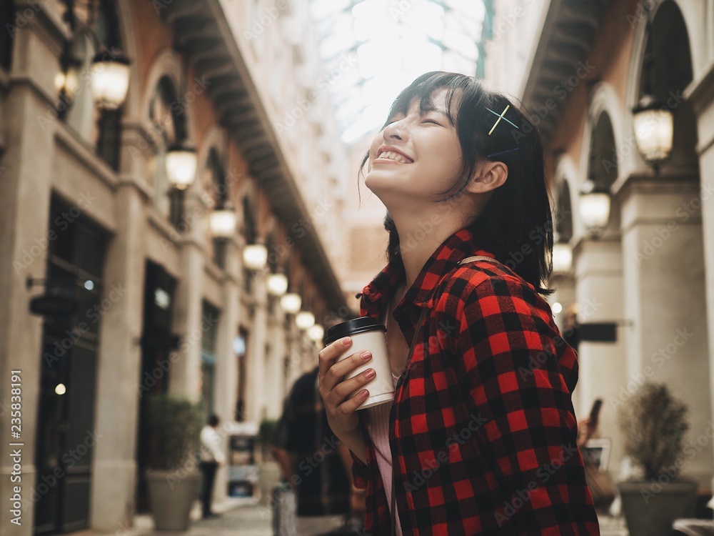 Obraz premium portrait of young woman in the city