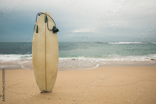 Canvas Print White Surfboard on sandy beach