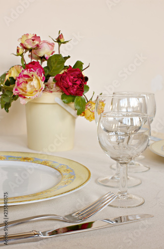 eingedeckter Tisch mit  Blumendekoration