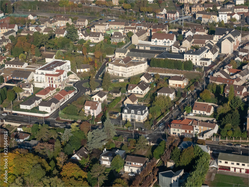 vue aérienne de la ville de Juziers dans les Yvelines en France