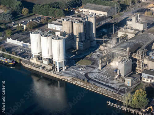 vue aérienne d'une usine de ciment en bord de Seine à Gargenville dans les Yvelines en France