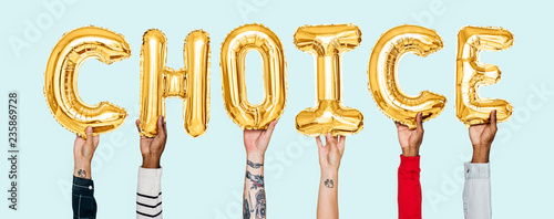 Fotografia Hands holding choice word in balloon letters