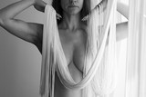attraktiver sexy nakter Körper, Kinn und Mund einer jungen wunderschönen Frau, teilweise von den weißen Fäden eines fallenden Fadenvorhang dekorativ in eleganten Formen verdeckt.