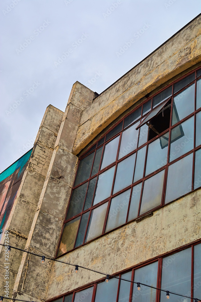 Obraz premium bitonic old and slightly dilapidated building overlooking the