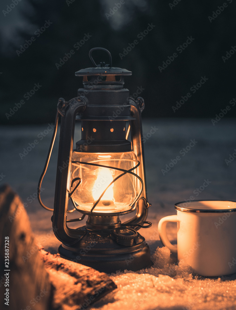 Petroleum Lampe - Laterne - mit Tasse und Schnee (warmes Licht