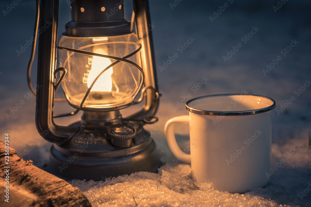 Petroleum Lampe - Laterne - mit Tasse und Schnee (warmes Licht