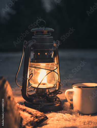 Petroleum Lampe - Laterne - mit Tasse und Schnee (warmes Licht, romantisch, winter)