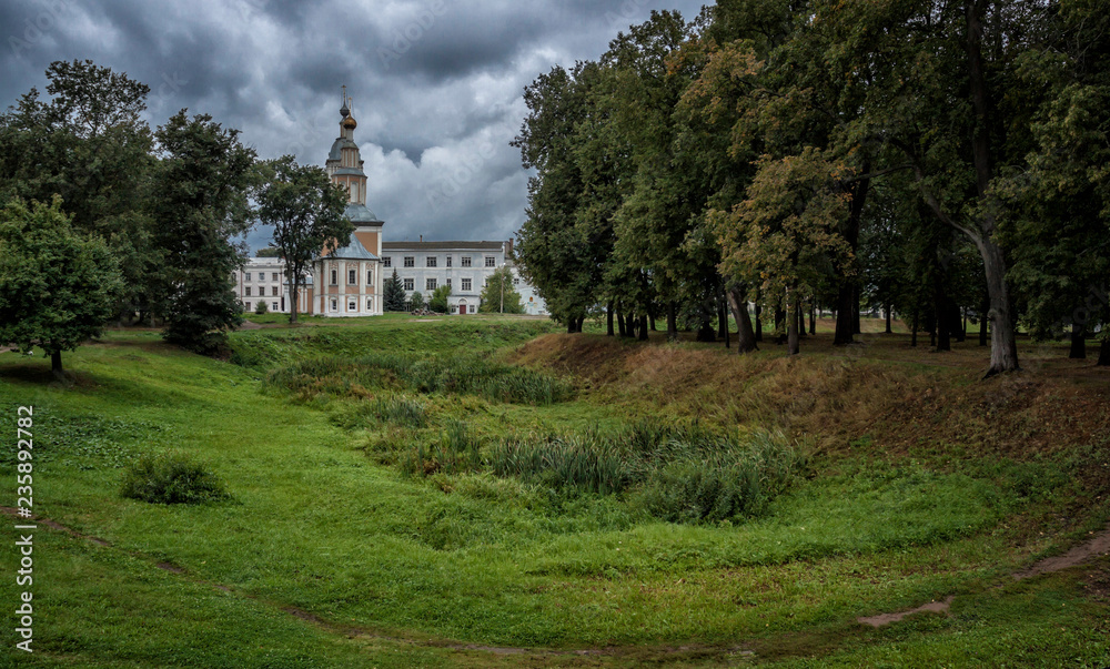 Obraz premium The territory of the Kremlin in the ancient city of Uglich overlooking Kazanskaya Church