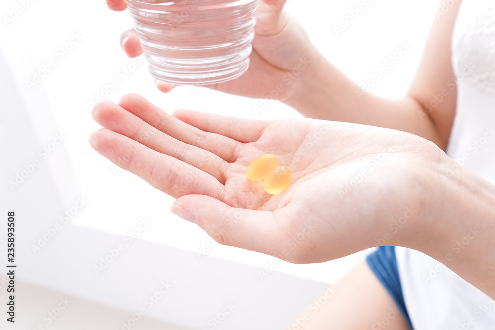 薬を飲む女性 薬を飲む女性