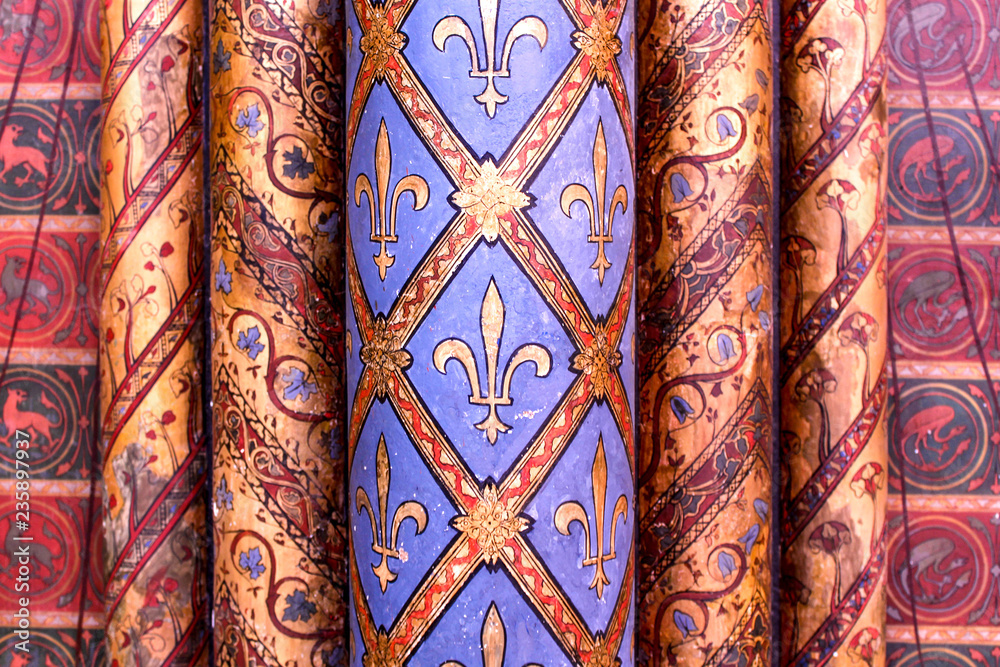 Paris / Sainte Chapelle / colonne peinte avec fleur de lys Paris / Sainte Chapelle / colonne peinte avec fleur de lys