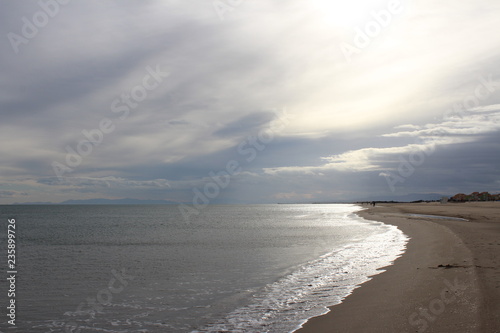 Plage sous les nuages