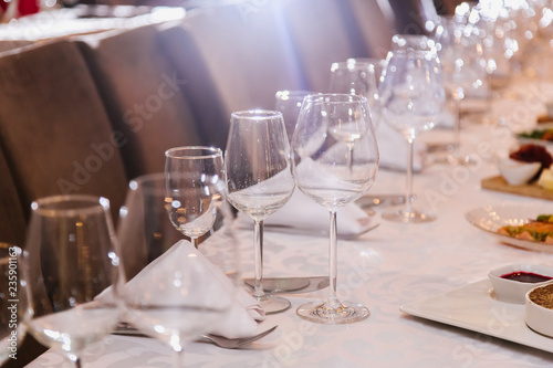 Table setting for many people, wine glasses © Татьяна Скорина