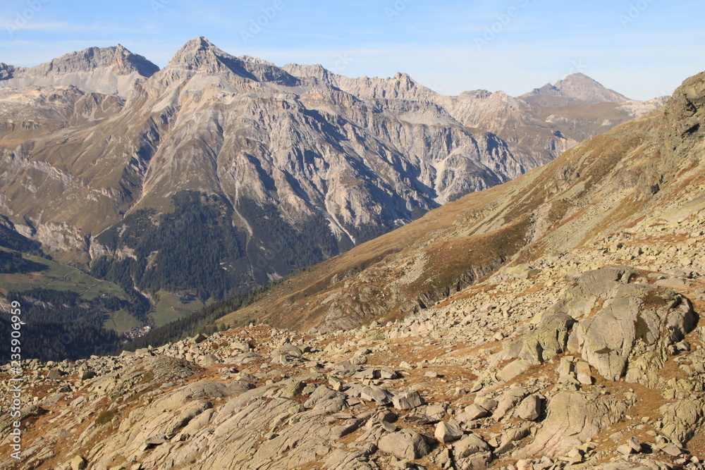 Alpenlandschaft oberhalb vom Splügenpass mit Teurihorn