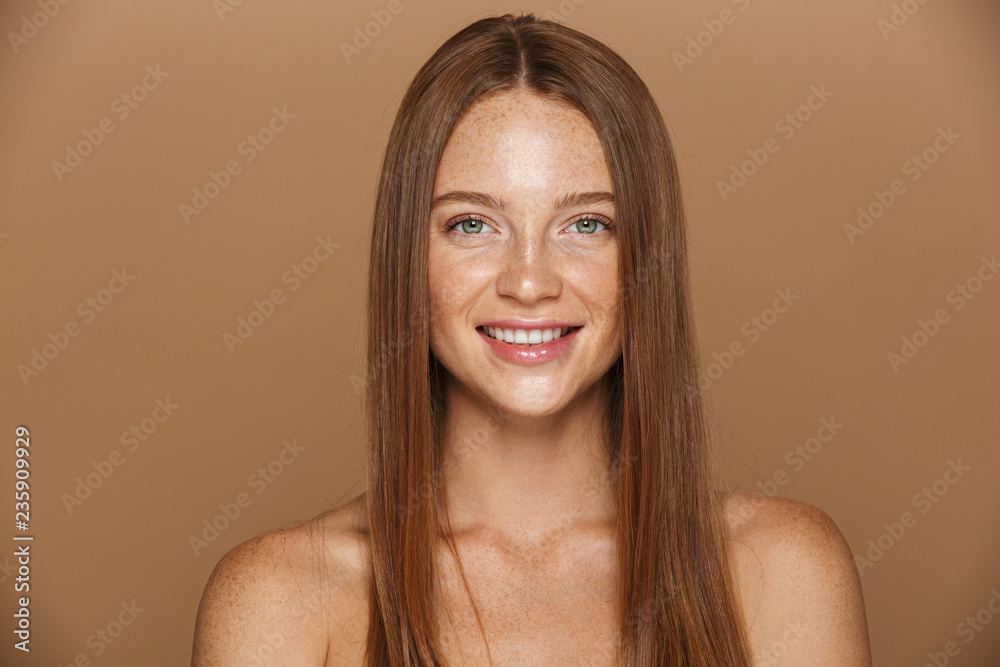 Naklejka premium Piękno portret uśmiechniętej młodej kobiety topless