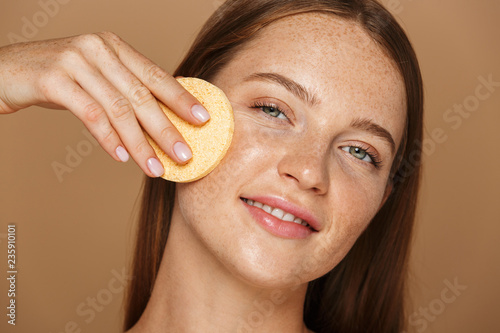 Foto Beauty portrait of a smiling young topless woman