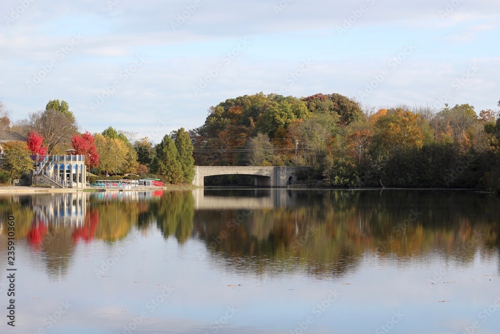 Fototapeta premium The reflection of the autumn off the lake in the park.
