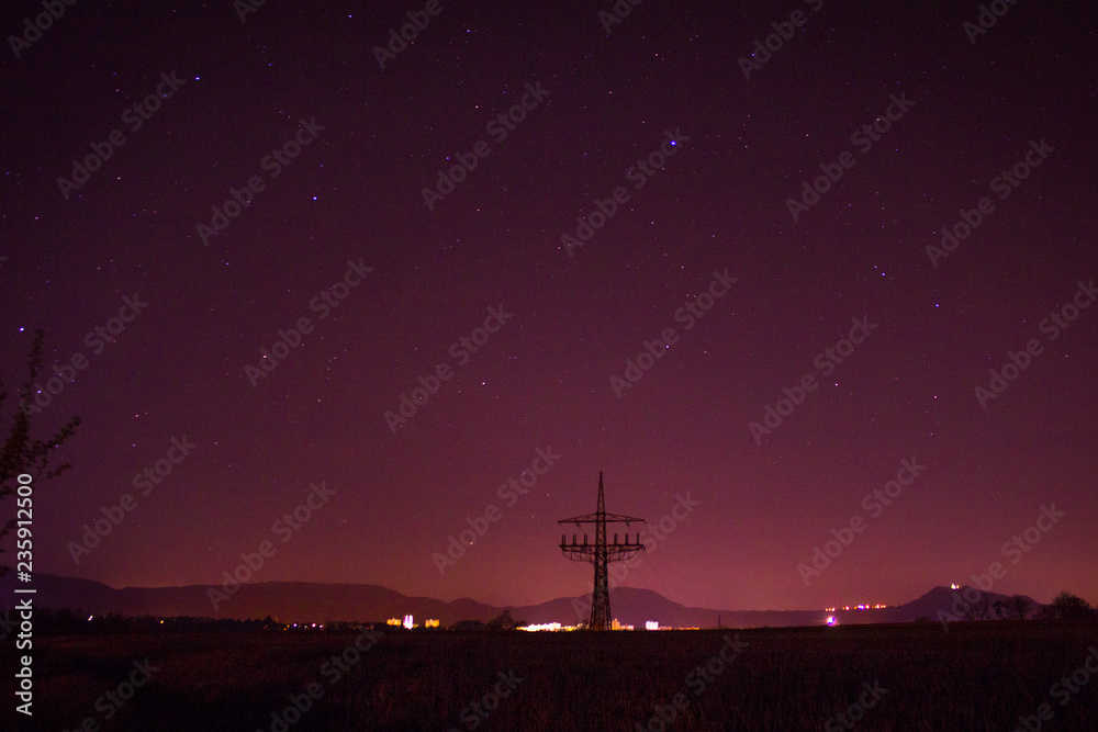 Obraz premium Strommast und Sternenhimmel