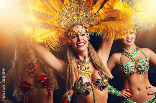 Fototapeta Brazilian women dancing samba at carnival