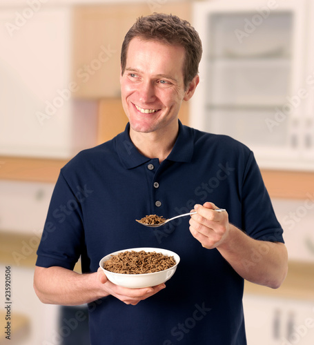 Fotografie MAN EATING ALLBRAN CEREAL