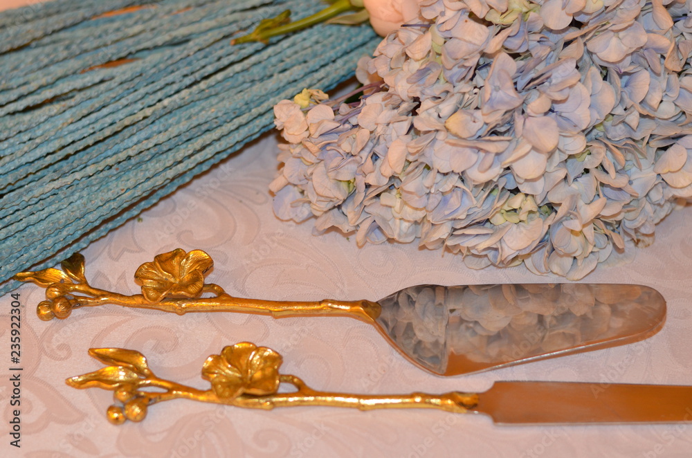 Obraz premium autumn leaves on wooden background