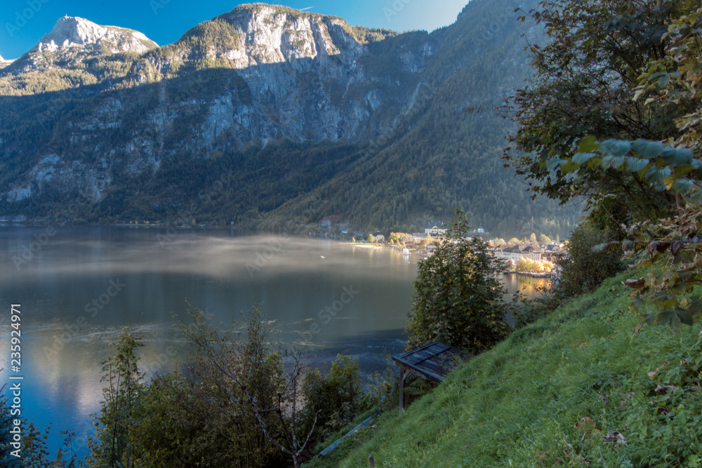 Bela vista do lago na cidade de Hallstatt na Áustria