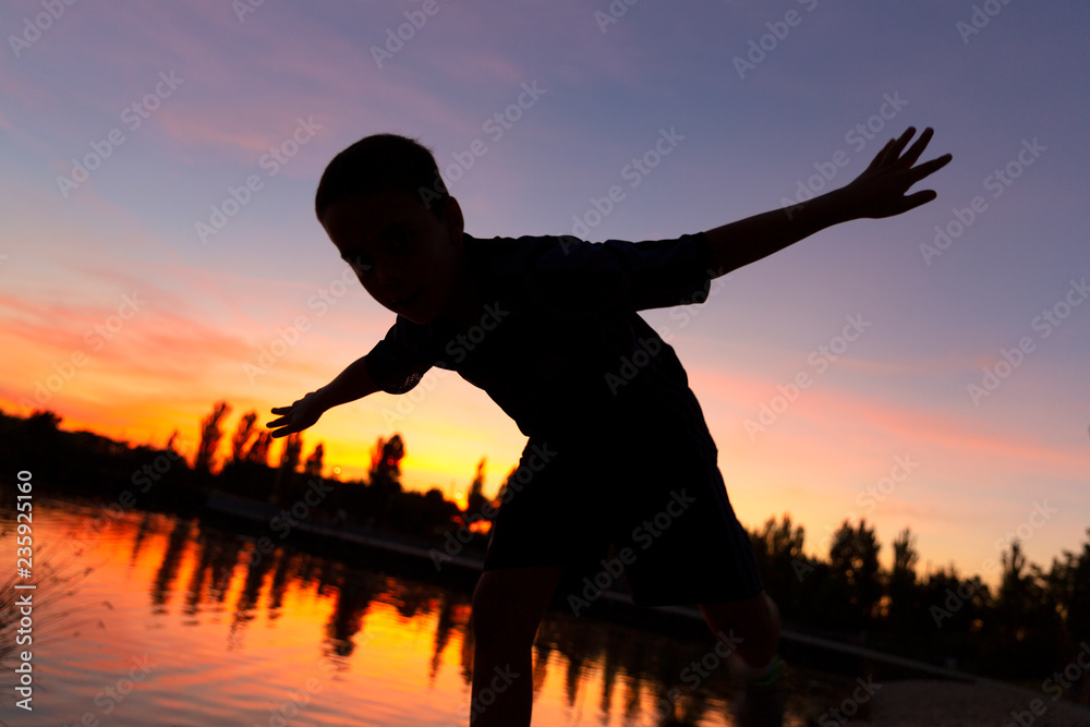 Niño jugando con los colores de un precioso atardecer en Madrid Niño jugando con los colores de un precioso atardecer en Madrid